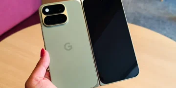 Складний смартфон Google з розкладеним внутрішнім екраном