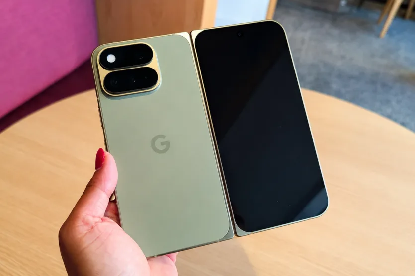 Складний смартфон Google з розкладеним внутрішнім екраном