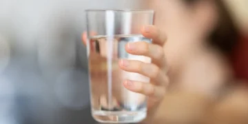 Склянка води на столі крупним планом