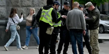 Службовий автомобіль територіального центру комплектування на вулиці