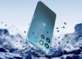 Смартфон Motorola з великим акумулятором у руці