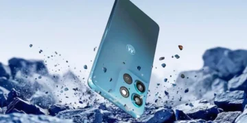 Смартфон Motorola з великим акумулятором у руці