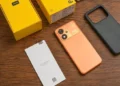 Смартфон Poco M8 Power на презентаційному фоні
