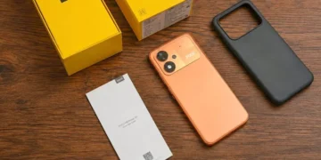Смартфон Poco M8 Power на презентаційному фоні