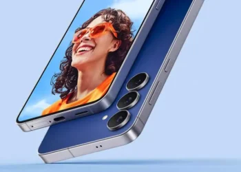 Смартфон Samsung Galaxy S26 FE на темному тлі