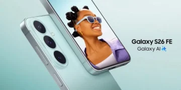 Смартфон Samsung нового покоління на столі