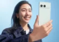 Смартфон середнього класу від Sony на столі