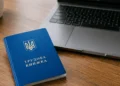 Стара паперова трудова книжка з записами про роботу