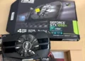 Стара відеокарта GeForce лежить на столі