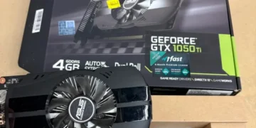 Стара відеокарта GeForce лежить на столі