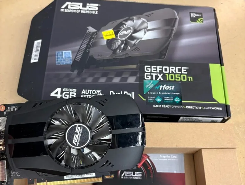 Стара відеокарта GeForce лежить на столі