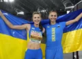 Стрибунка долає планку на змаганнях з легкої атлетики