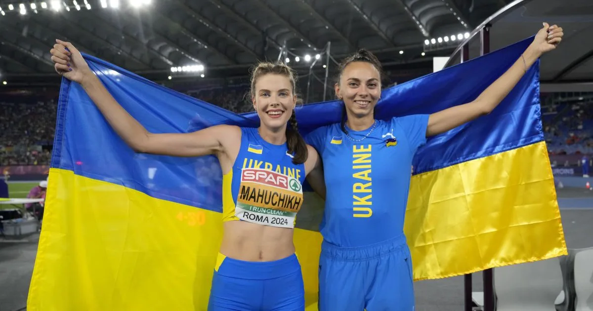 Стрибунка долає планку на змаганнях з легкої атлетики