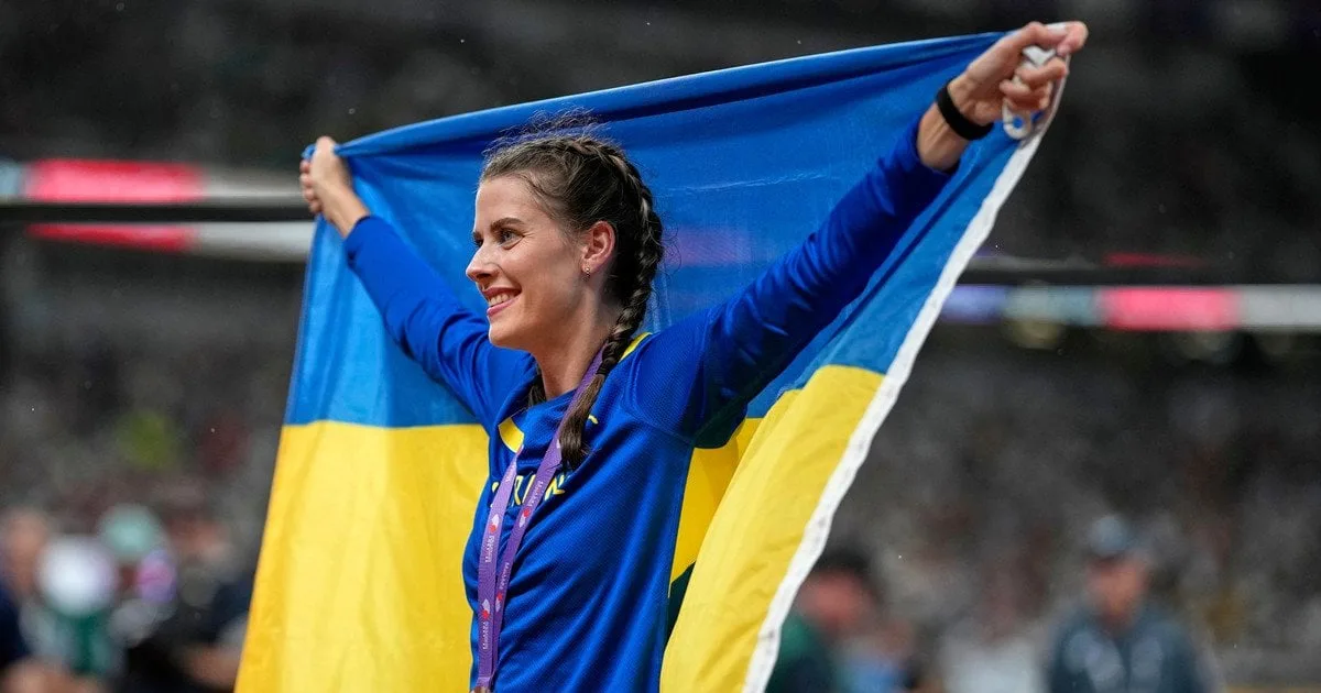 Стрибунка у висоту долає планку на стадіоні
