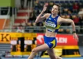 Стрибунка у висоту долає планку на змаганнях