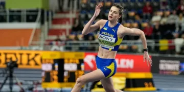Стрибунка у висоту долає планку на змаганнях