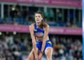 Стрибунка у висоту долає планку на змаганнях