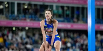 Стрибунка у висоту долає планку на змаганнях