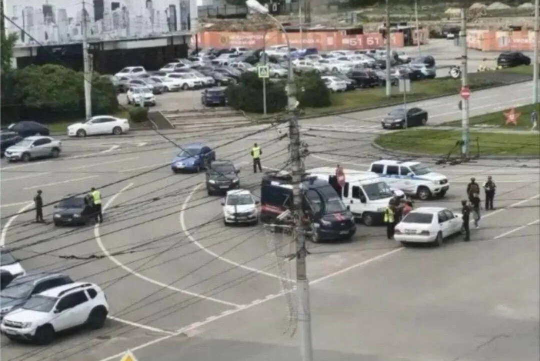 Силовики перевіряють документи чоловіків на вулиці