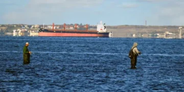 Танкер очікує проходу через протоку Дарданелли