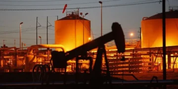 Танкер проходить через вузьку морську протоку