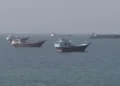 Танкер проходить вузьким морським каналом