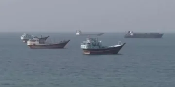 Танкер проходить вузьким морським каналом