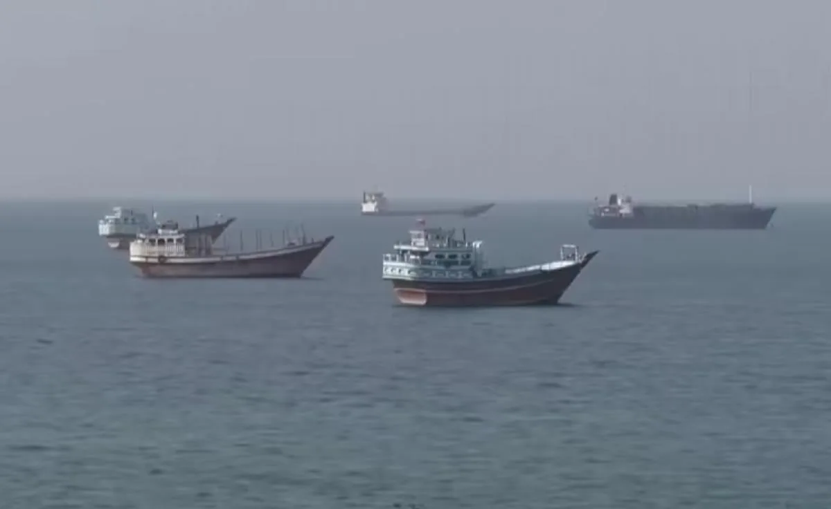 Танкер проходить вузьким морським каналом