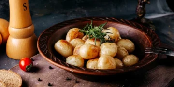 Тарілка з картоплею та смаженим м'ясом