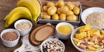 Тарілка з низьковуглеводними продуктами та овочами