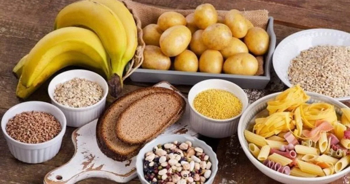 Тарілка з низьковуглеводними продуктами та овочами