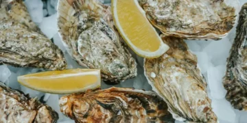 Тарілка з різними видами морепродуктів на пару