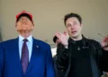 Трамп і Маск потискають руки на публічному заході