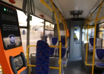 Тролейбус на вулиці Києва в години пік