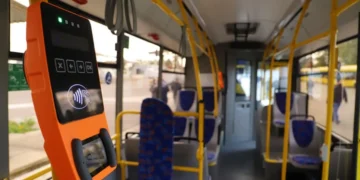 Тролейбус на вулиці Києва в години пік