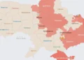 Ударний безпілотник летить над українським населеним пунктом