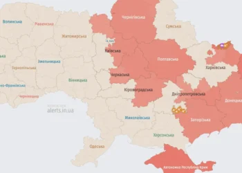 Ударний безпілотник летить над українським населеним пунктом