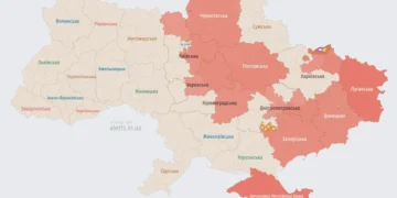 Ударний безпілотник летить над українським населеним пунктом