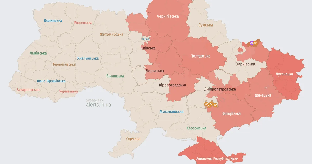 Ударний безпілотник летить над українським населеним пунктом