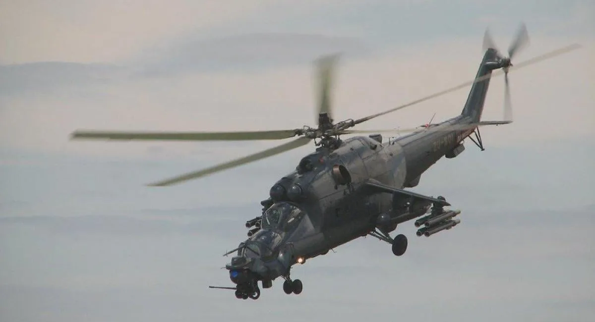 Ударний вертоліт Мі-24 на аеродромі