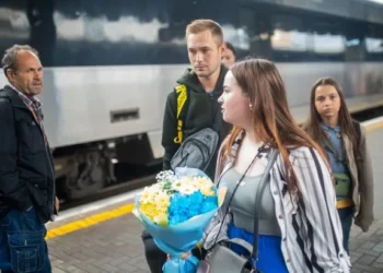 Українські біженці на кордоні з валізами