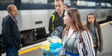Українські біженці на кордоні з валізами