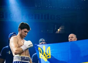 Український боксер святкує перемогу на рингу