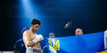 Український боксер святкує перемогу на рингу