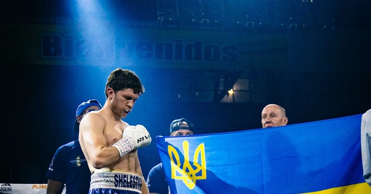Український боксер святкує перемогу на рингу