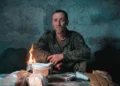 Український військовий супроводжує полоненого солдата