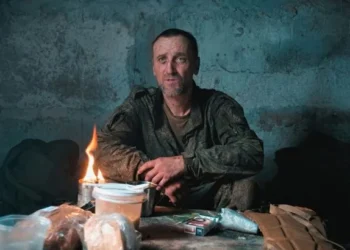 Український військовий супроводжує полоненого солдата
