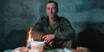 Український військовий супроводжує полоненого солдата