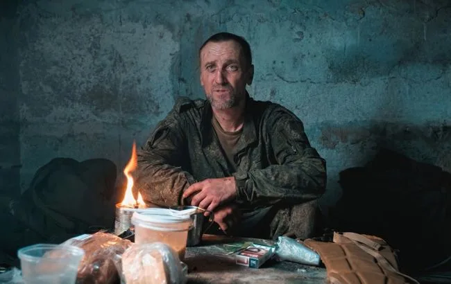 Український військовий супроводжує полоненого солдата