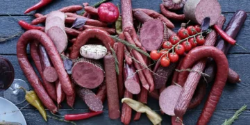 Упаковані продукти з консервантами на полиці магазину